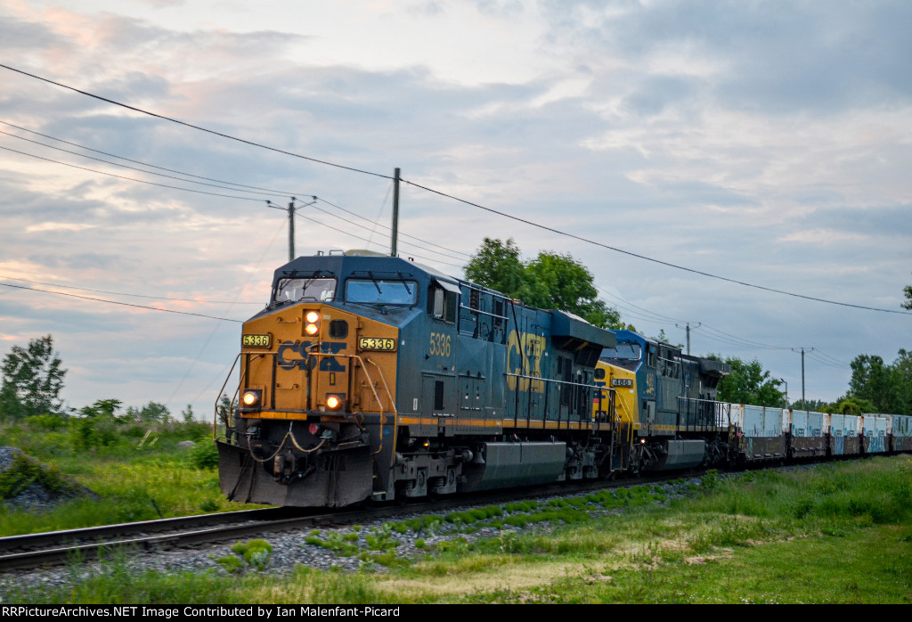 CSXT 5336 leads CN 326 at Boulevard du Havre